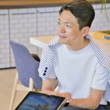 世利　啓児 氏